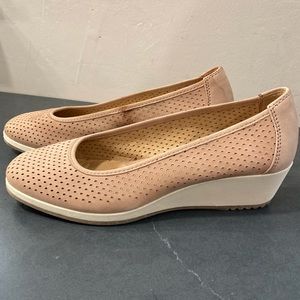 Naturalizer 7.5W perforated leather taupe wedge heels
